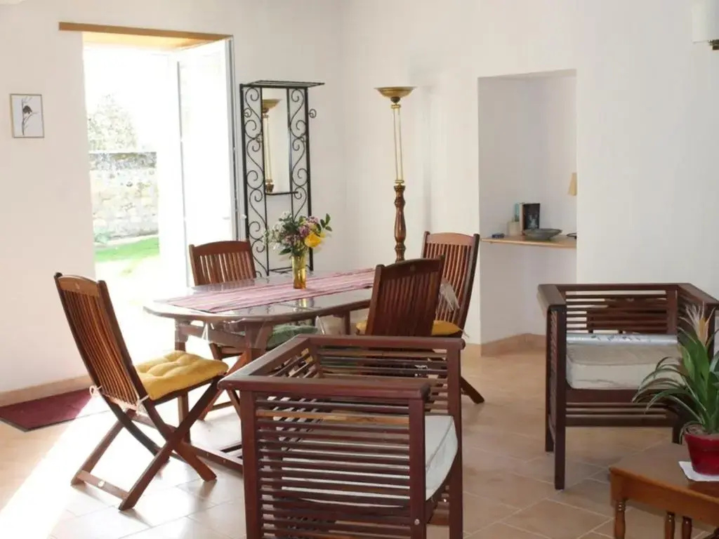 Gîte cosy en tuffeau, rénové, au cœur de la Touraine, proche châteaux, cour privative, vélos, non-fumeur - FR-1-381-209