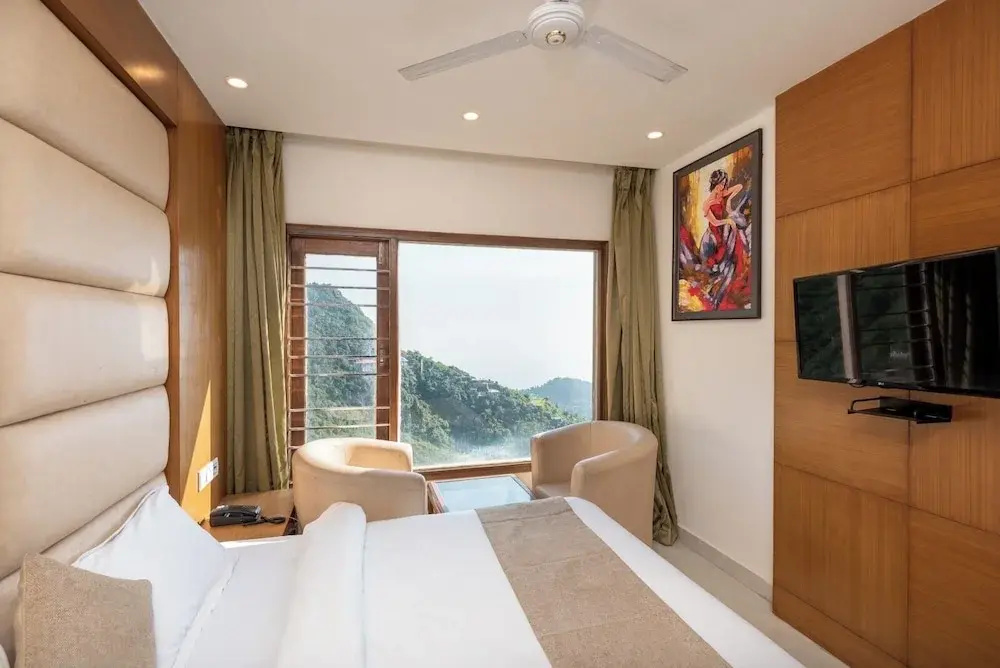 Shining hills by Lawrence Hotels