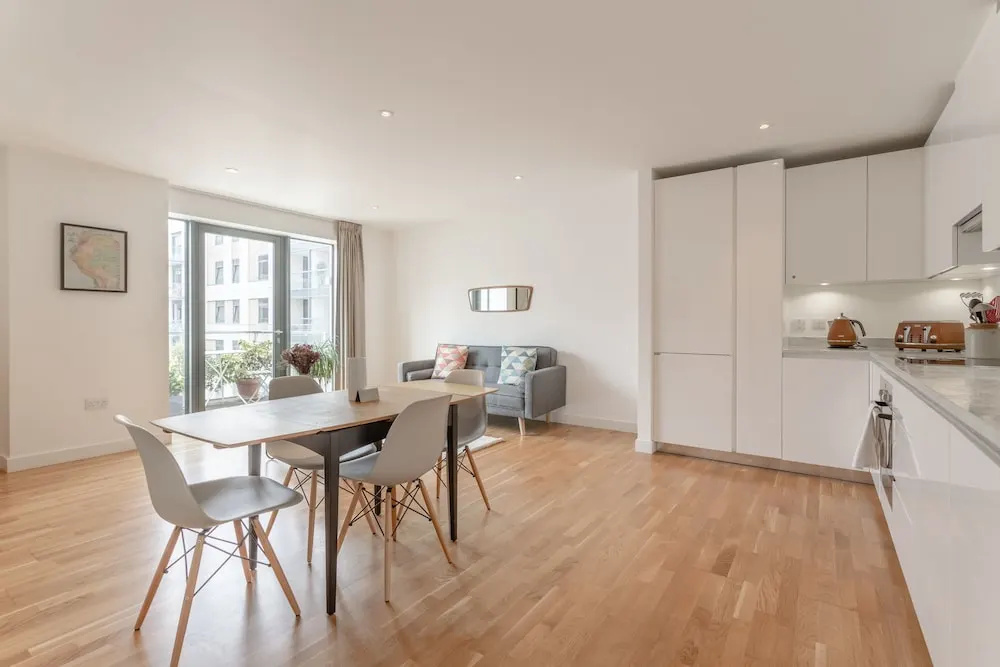 Stylish 2 Bedroom Flat With Balcony