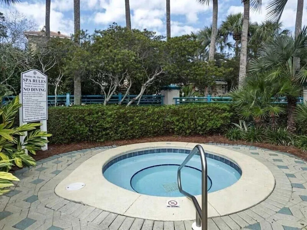 Destin's Gem by Avantstay Steps to the Beach w/ BBQ & Pool