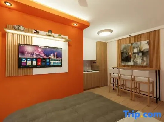 Near Manila Airport, "Hotel Style" Studio Condo With Kitchen + Pool, 5G