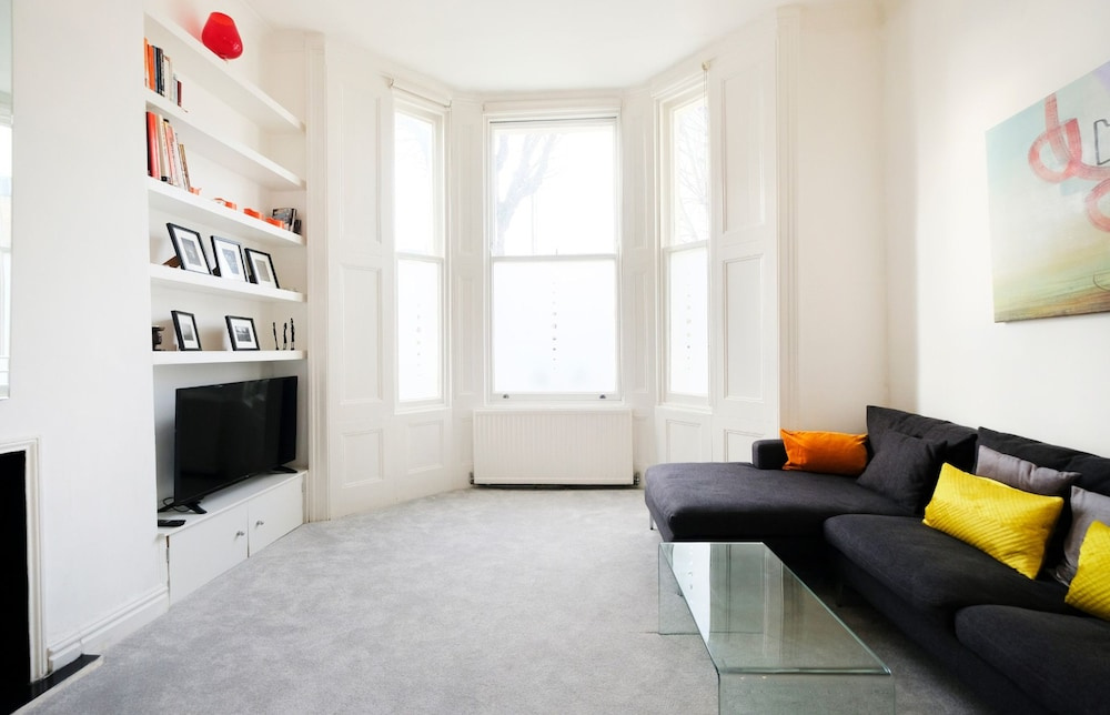 Classy, Modern 2BR Flat for 5 in Maida Hill