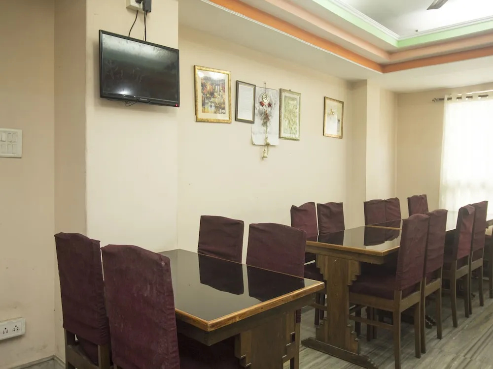 Keswani Group Hotel White Mountain - 200 Metres From MG Marg