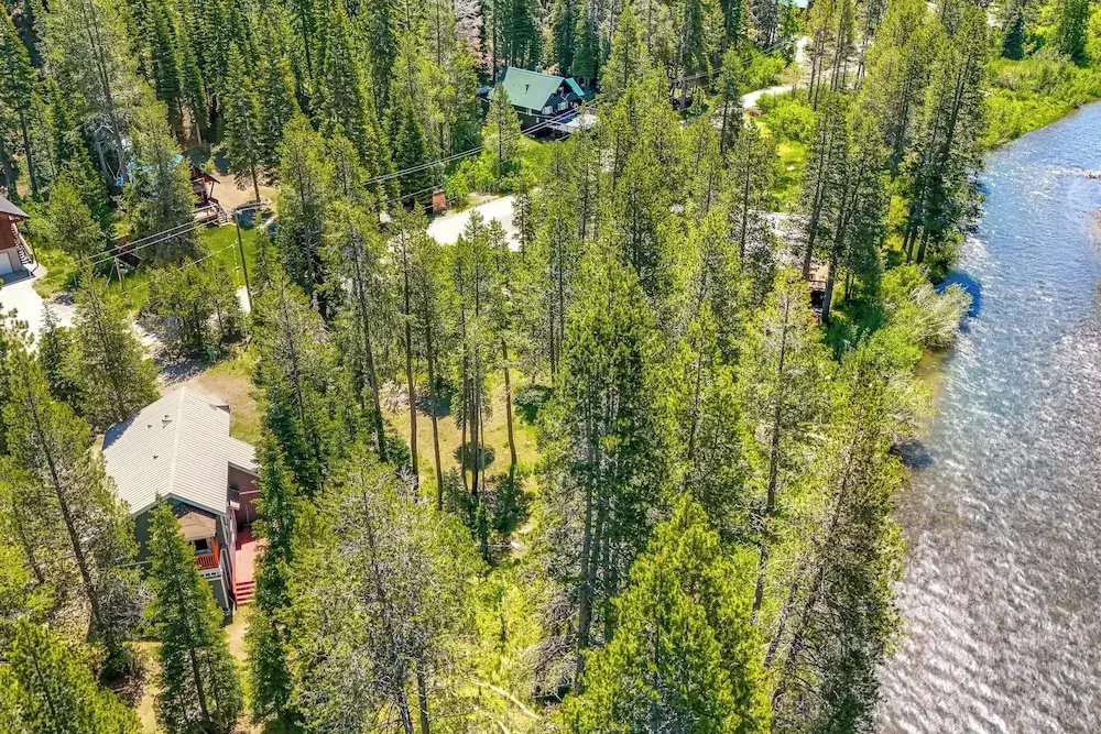 7 Mi to Lake & Skiing: Riverfront Truckee Home