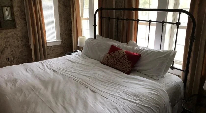 The Frogtown Inn And 6 Acres Restaurant