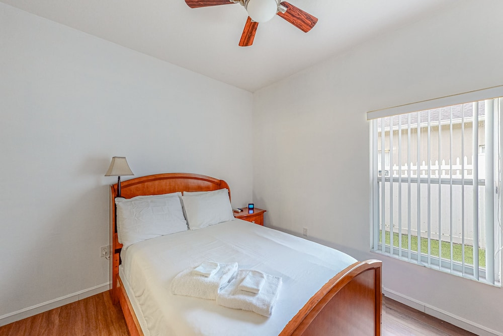 Sunlit Serenity Oasis House in Kissimmee With Private Pool, Pool Table, Tennis