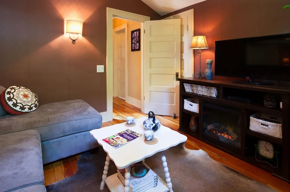Kara's Kottages @ N. Clarendon St.