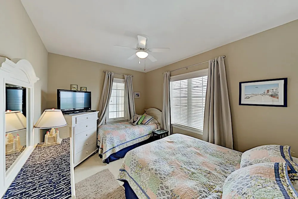 Lovely Waterfront W/ Balcony - Near Beach! 3 Bedroom Condo