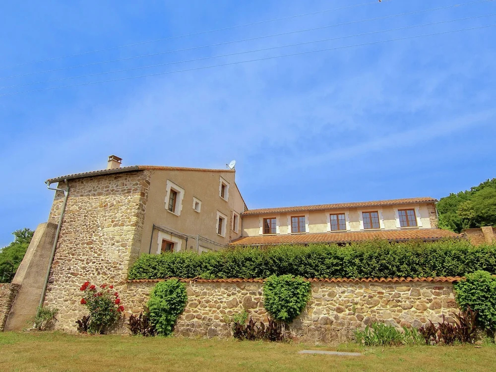 Lovely Spacious Cottage on a Fine Estate With a Heated Pool