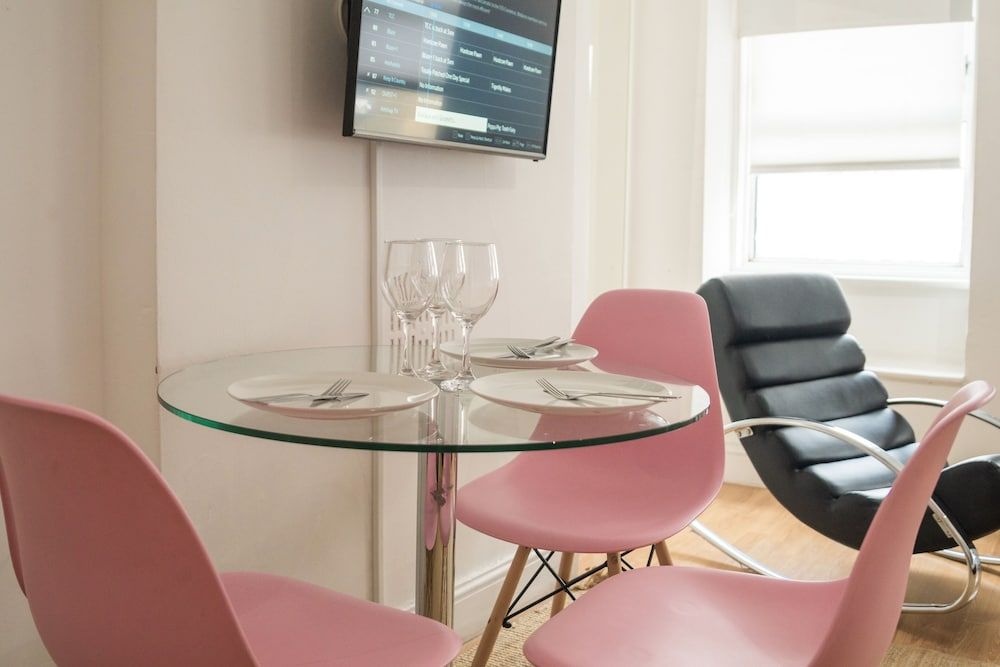 Spacious Studio Apartment Soho Square