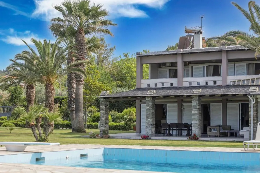 Villa Beachfront Kiss - 4bdrms, Tennis Court, Pool, BBQ, Beachfront