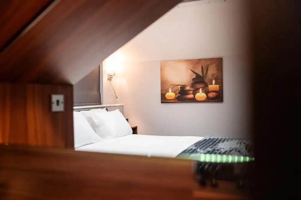 Annex, 2 Bed, Sleeps 4, Parking