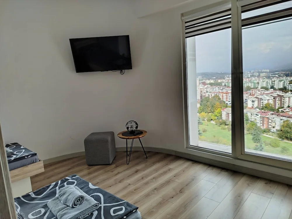 Luxury 19th Floor Condo With Pool, Gym & City View