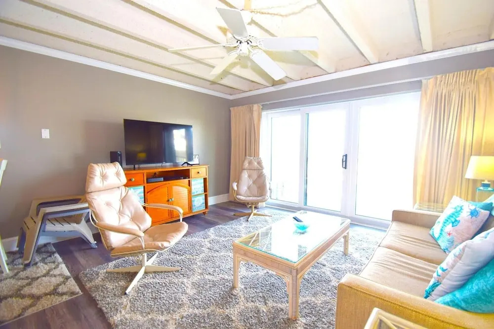 Jada 4H 1 Bedroom Condo by RedAwning