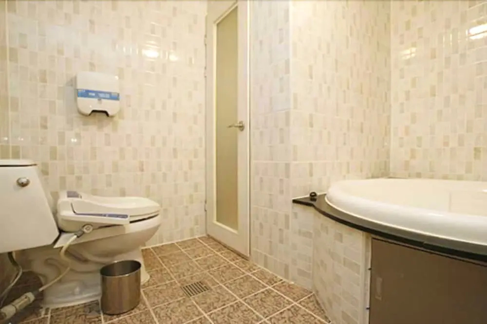 Two Be In Tourist Hotel
