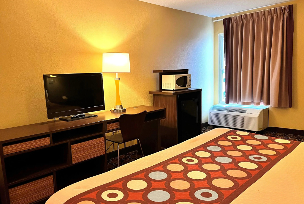 Super 8 by Wyndham Evansville North