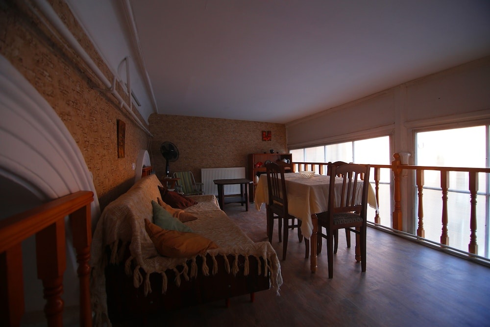 Leon Rooms