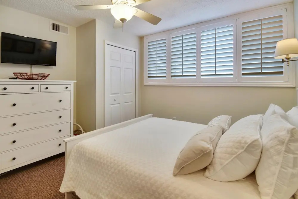 Trillium 5C Beach Front/private Balcony With Amazing Views/pool!