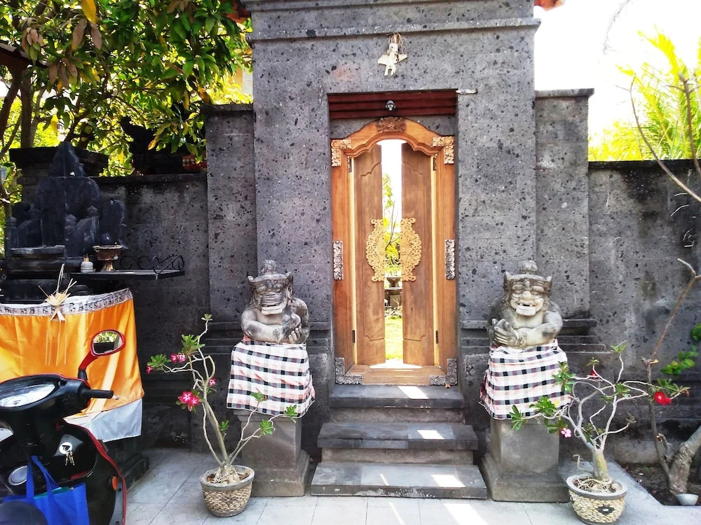 A Very Nice Cozy Family Home With 2 Floors, Fully Furnished.