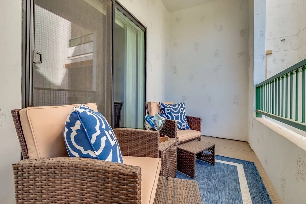 Resort Poolside Two Bedroom + Office and 2 Masters! 30 Night Minimum! by Redawning
