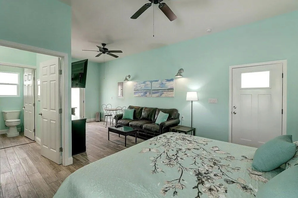 Tropical Niche 3 Bedroom Home by Redawning