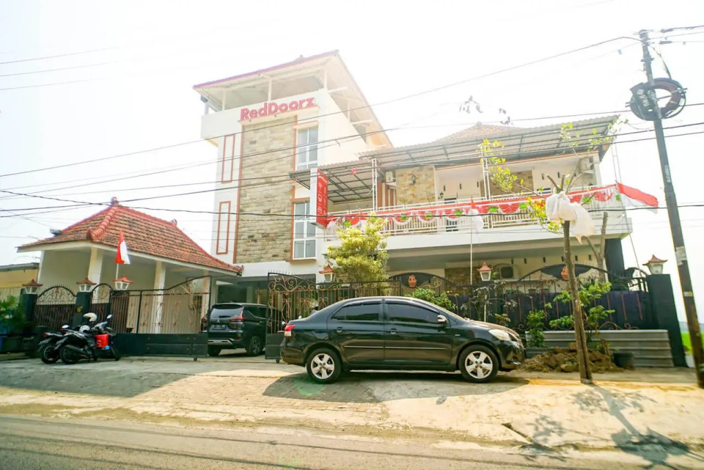 RedDoorz Plus near Malang Airport