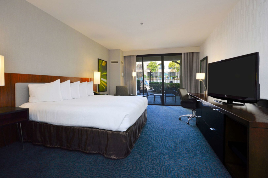 DoubleTree by Hilton Newark-Fremont