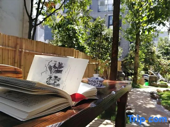 Wuyuan Fangzi Tea Homestay (Wuyuan High-speed Railway Station Xiangao Ancient City Branch)
