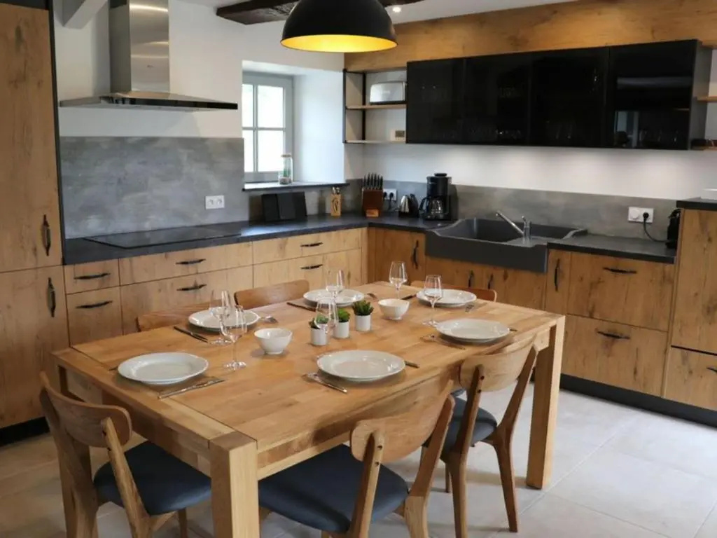 Gîte 18ème avec piscine couverte, terrasse et salle de jeux - 6 pers - FR-1-426-432