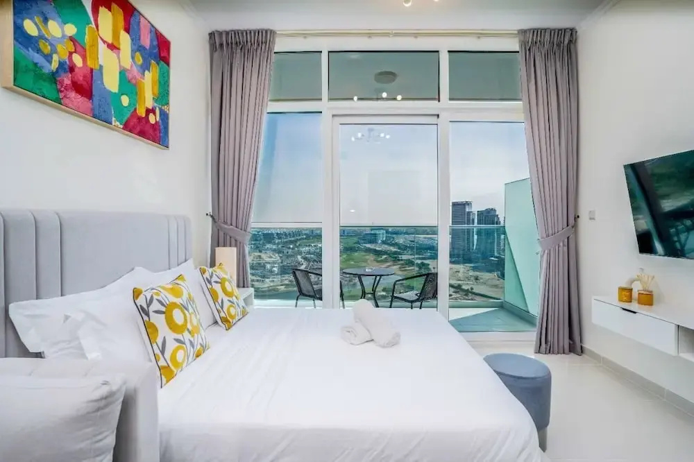 Tanin - Stunning Dubai Skyline View From this Sleek Studio