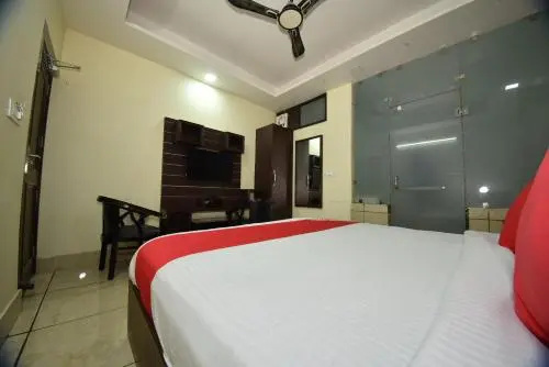 OYO 8950 Hotel Jhankar