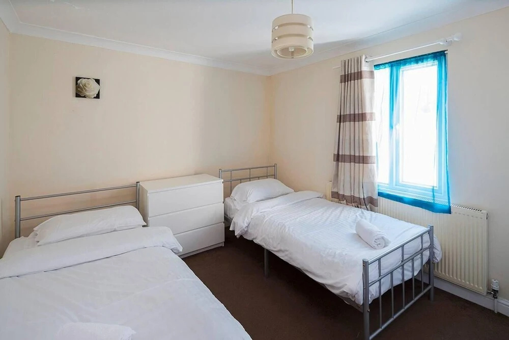 Welcoming 3BR Flat With Parking in Gillingham