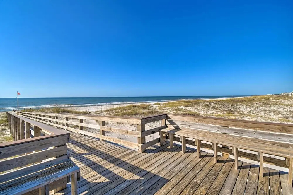 Gulf Shores Condo: Covered Balcony & Beach Access