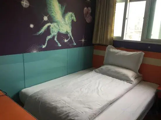 Xingzhong Hotel (Shanghai Xingzhong Road Subway Station)