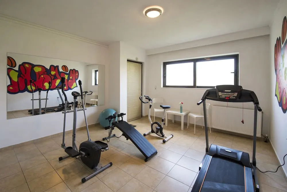 Xenos Villa 2 With 5 Bedrooms private swimming pool, near the sea