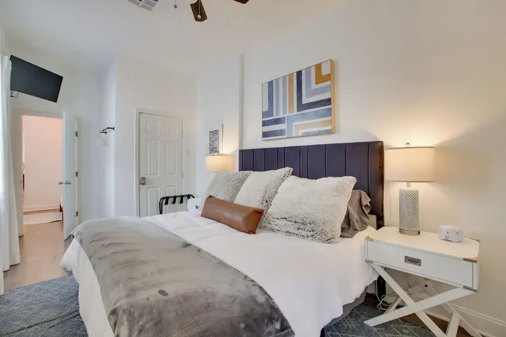 2 Mi to Dtwn: New Orleans Escape!