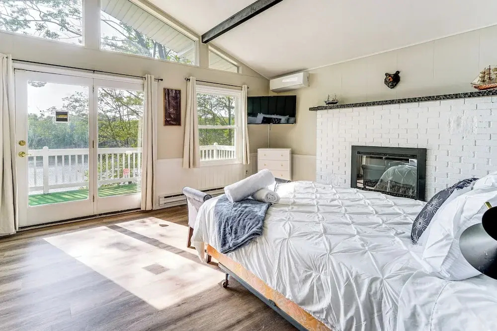 Hot Tub + Game Room! Lakefront Gem in Pocono Mtns