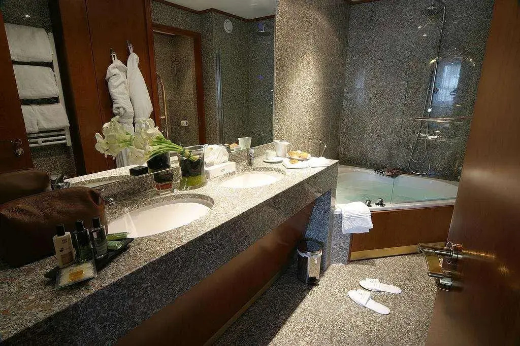 Goldstar Apartments & Suites