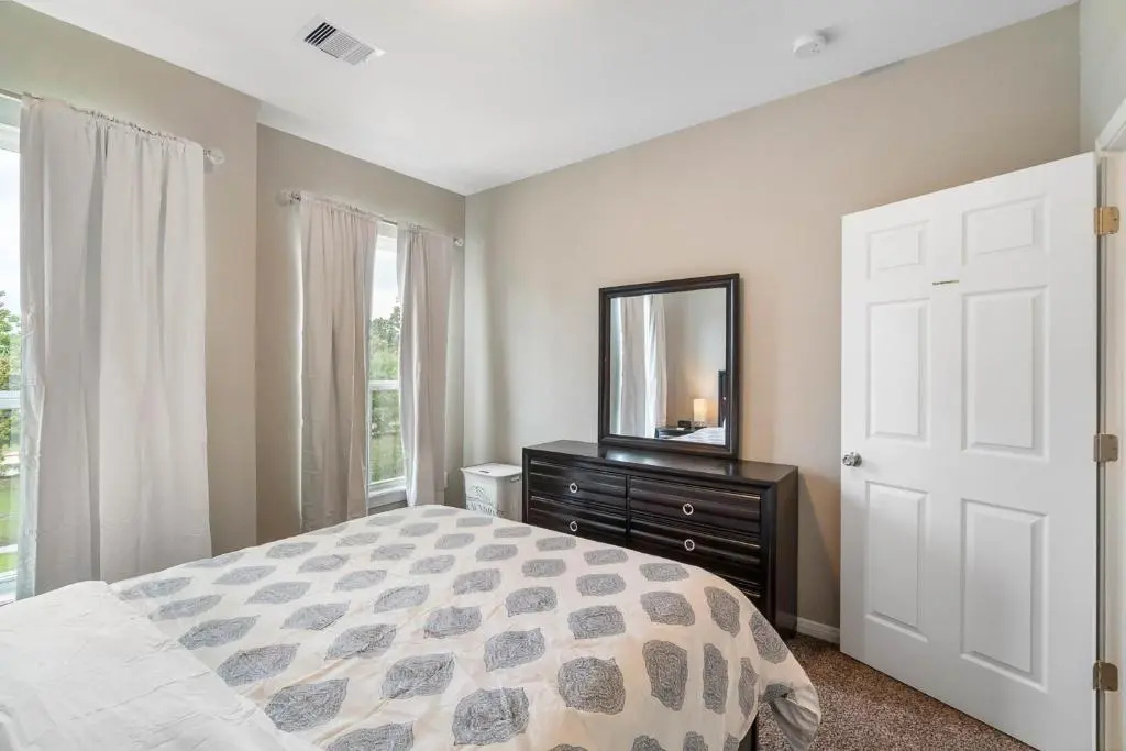 2 Bedroom House - King Bed - 10 mins from IAH