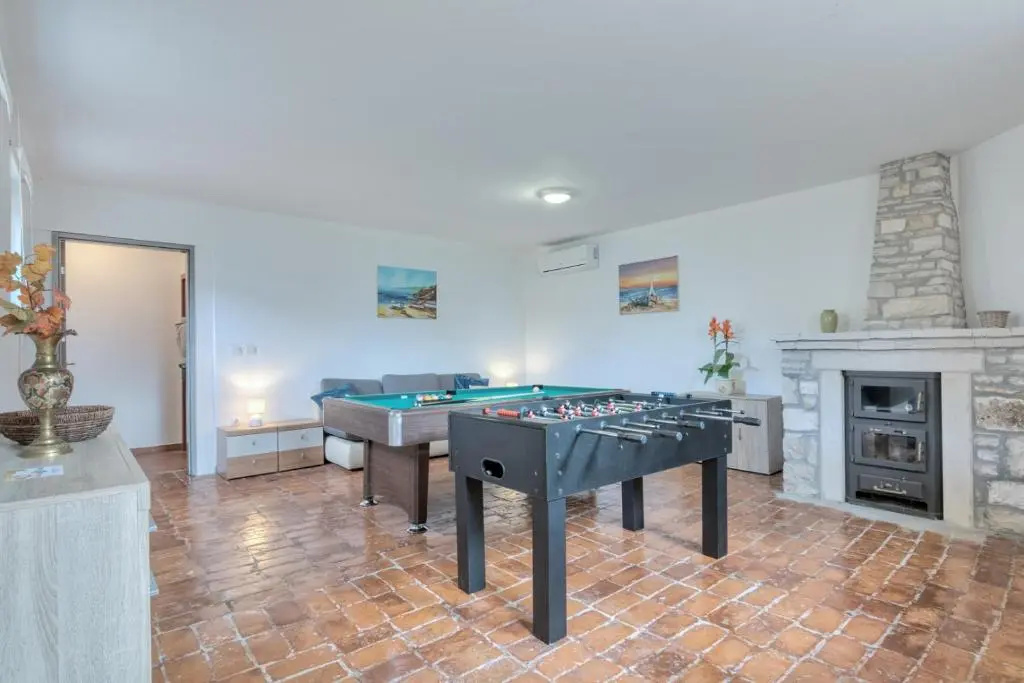 Villa GRACIA - big house with pool, bbq, playground & table tennis, game room with billiards & table football, Pula, Istria