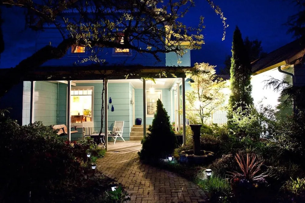Blue Moon House & Cottage ~ Just 5 Blocks From OSF