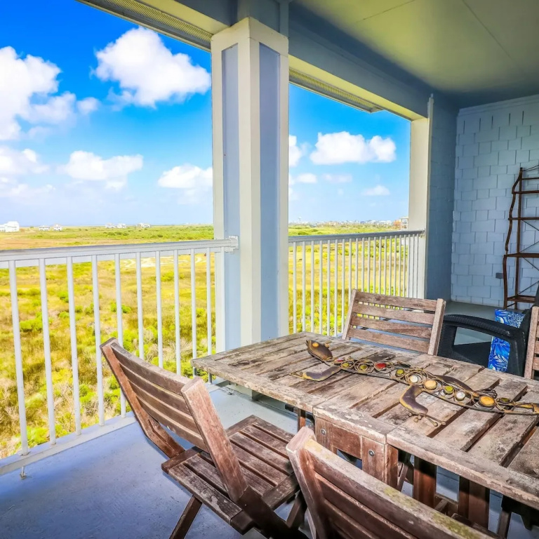 Resort Living on the Bay 2 bed 2 Bath Gorgeous Views Heated Infinity Pool Beach Access