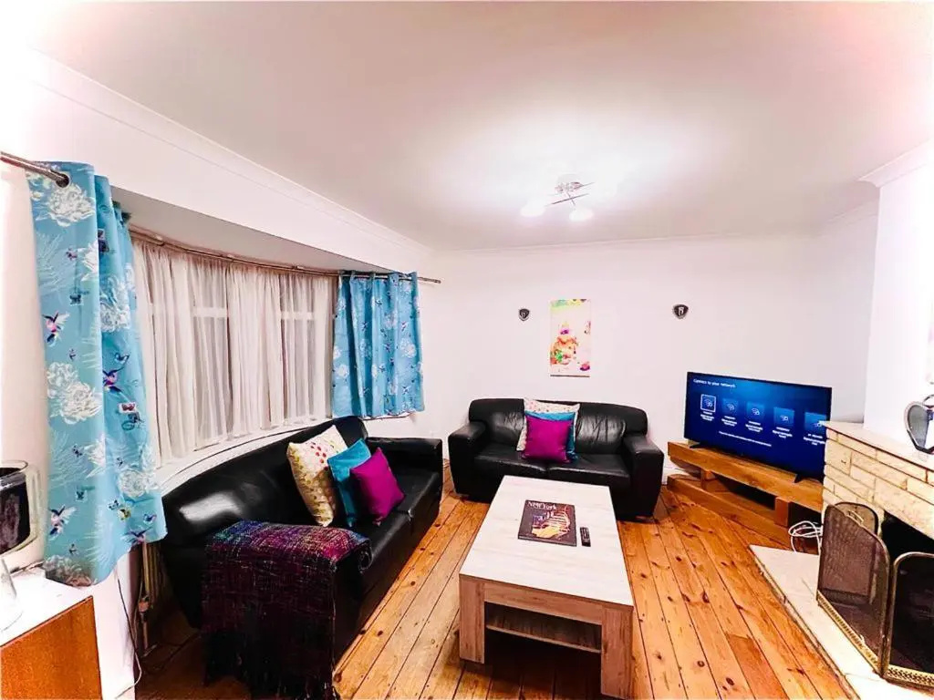 Gorgeous Cosy Home 2 Miles From Heathrow Airport