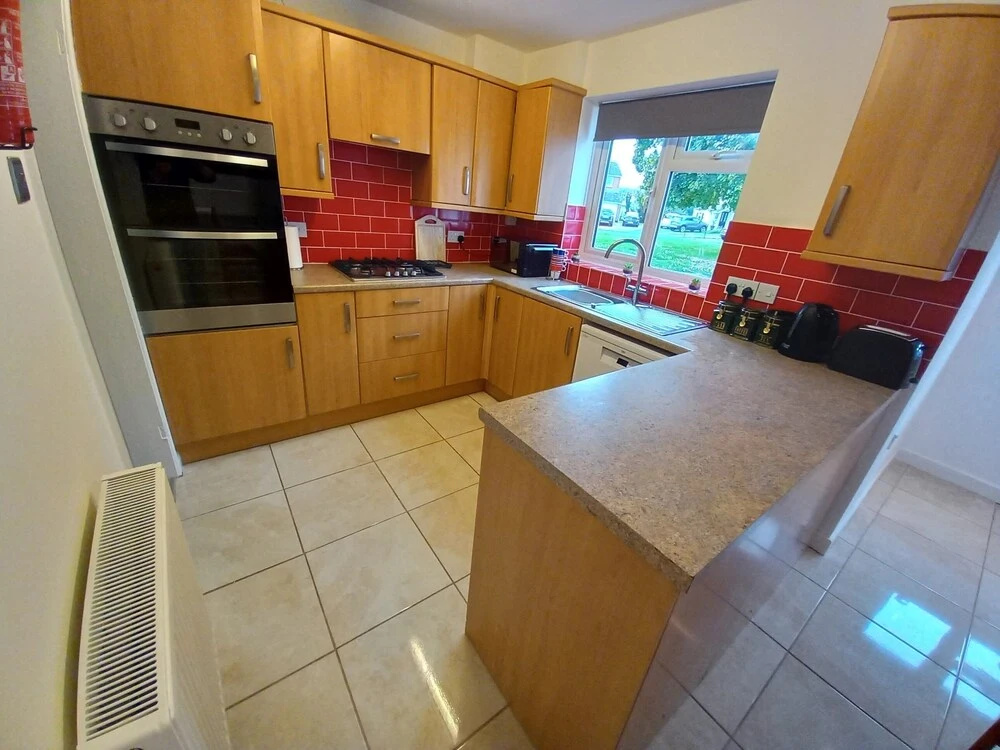 Leominster 3 Bedroom House, Parking Garden Private