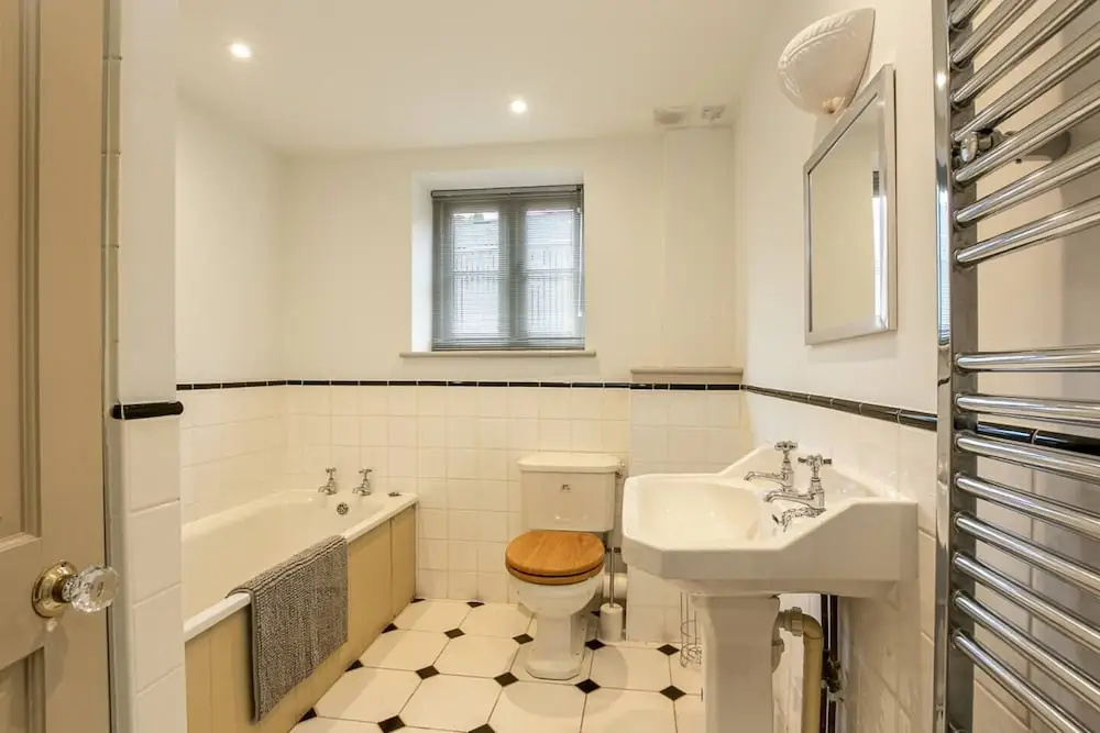 Priory Courtyard - 3 Bedroom Escape