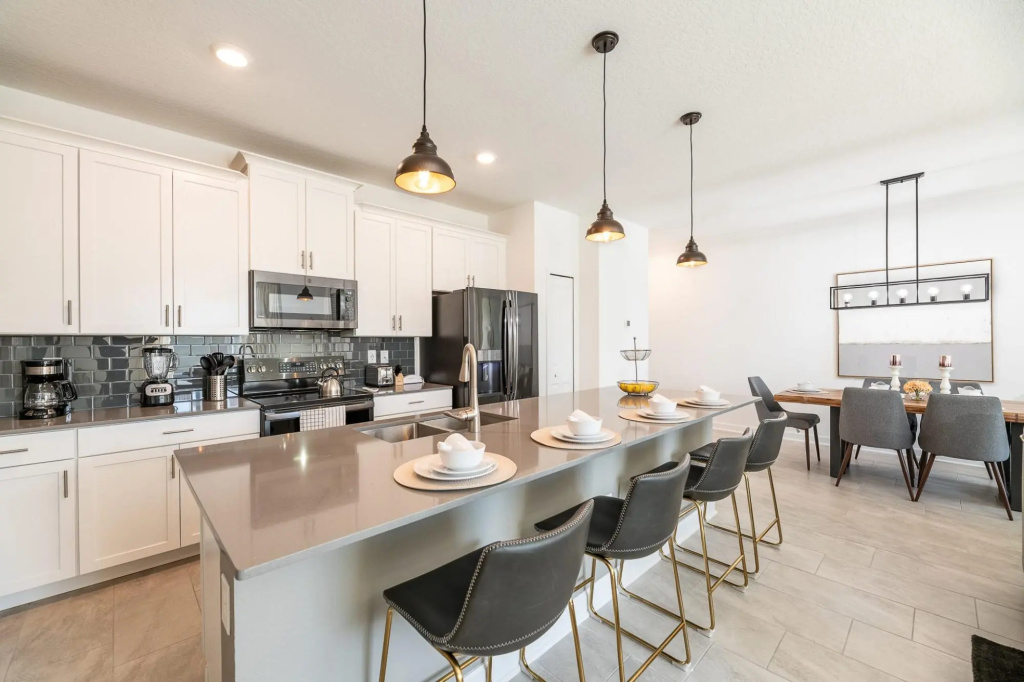 Sweet and spacious home with private pool near Disney