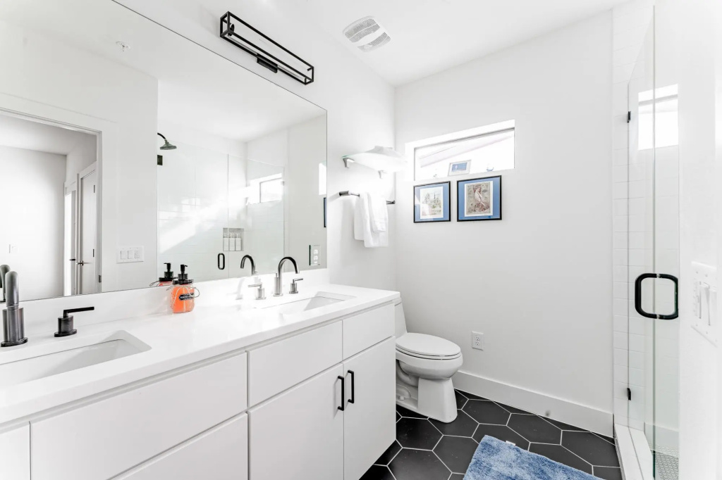 East Downtown 3BR Condo w Fast Wifi and Sleeps 8