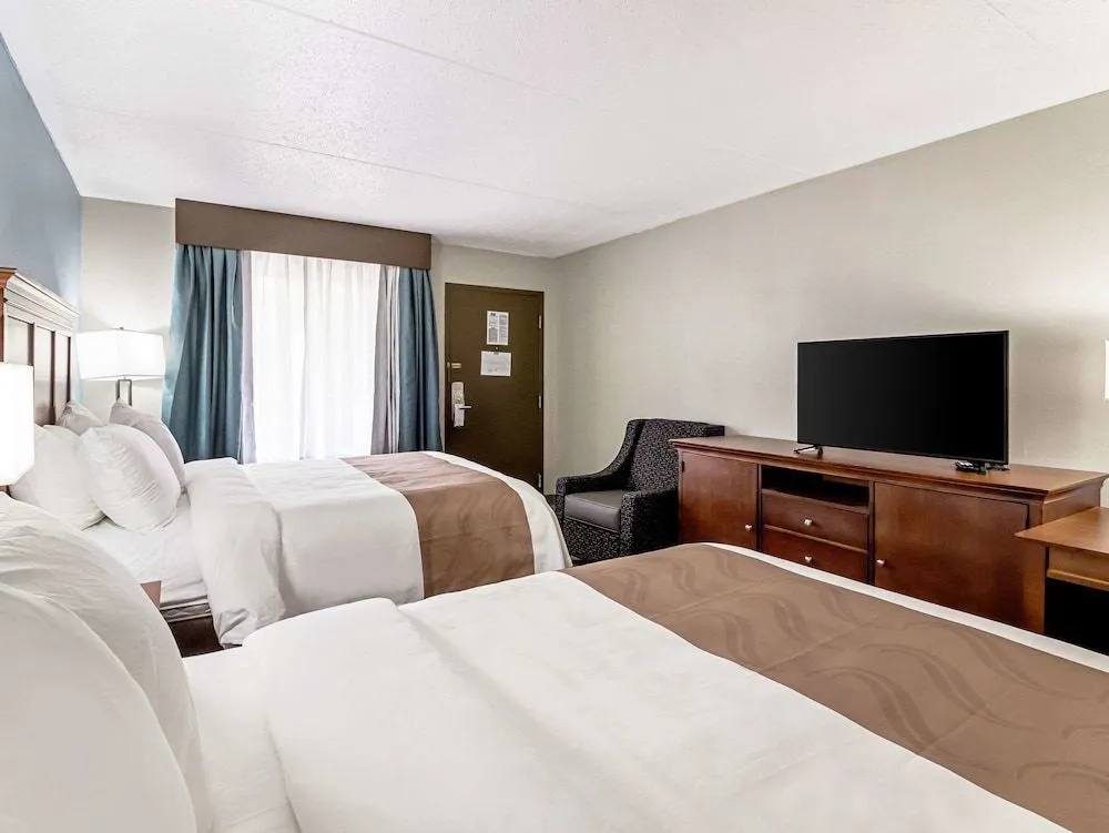 Farragut Inn & Suites