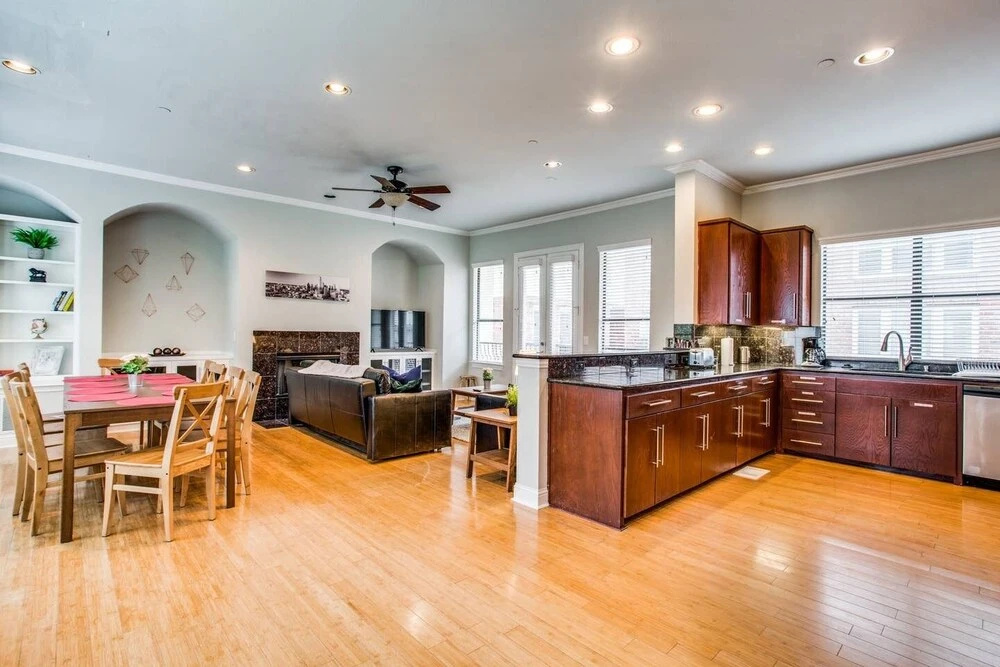 Gorgeous Oak Lawn Townhouse