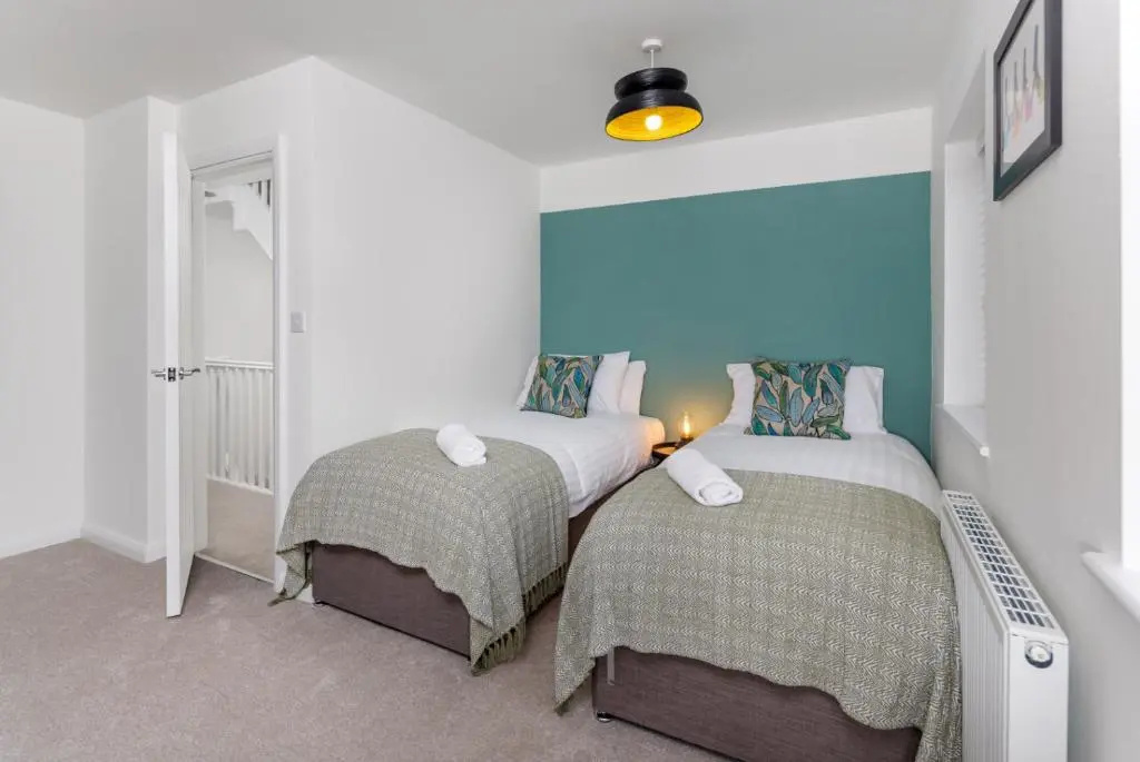 Air Host and Stay - 3 Bedroom new build sleeps 8 minutes from LFC free parking 16